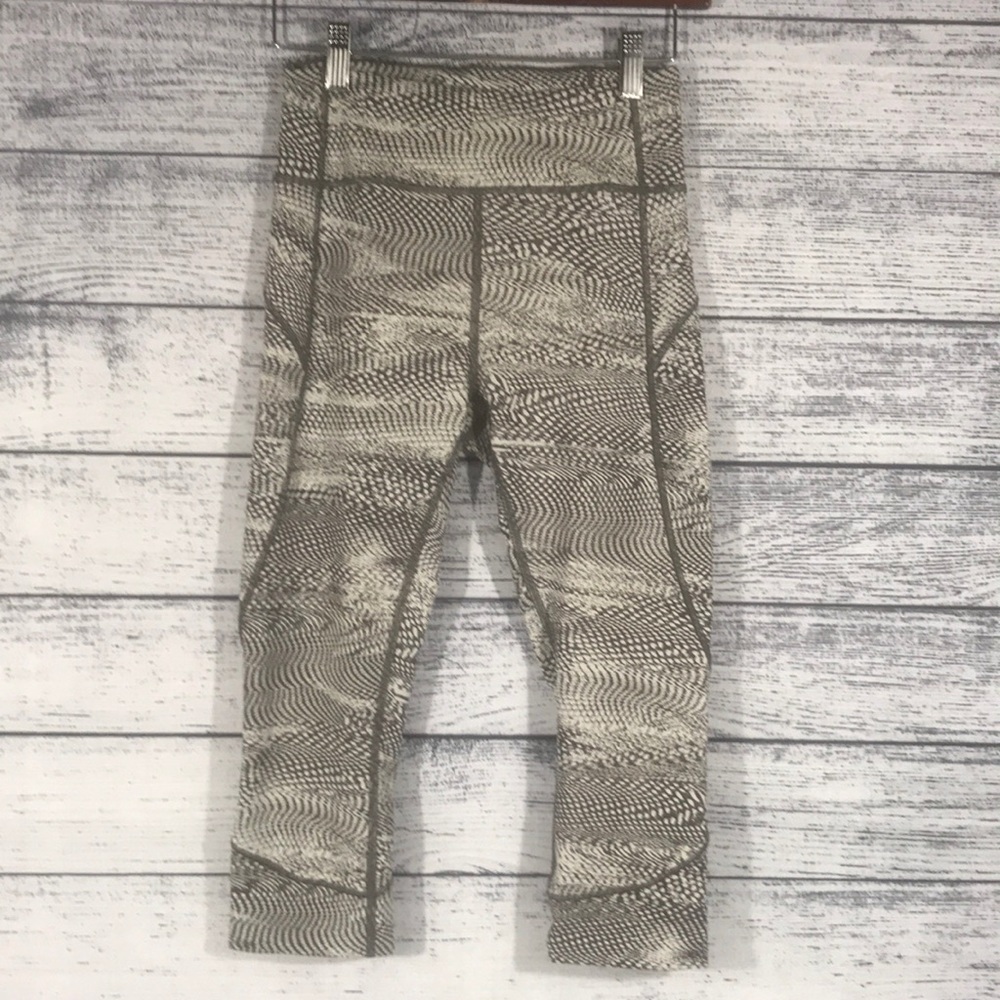 LULULEMON ATHLETICA-Capri Leggings Size 6